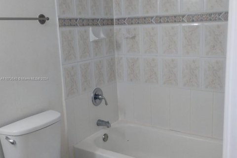 Condo in Hialeah, Florida, 1 bedroom  № 1396793 - photo 4