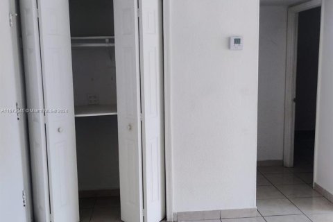 Condo in Hialeah, Florida, 1 bedroom  № 1396793 - photo 7