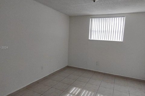 Condo in Hialeah, Florida, 1 bedroom  № 1396793 - photo 12