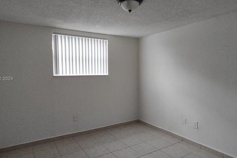 Condo in Hialeah, Florida, 1 bedroom  № 1396793 - photo 11