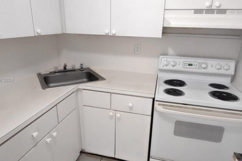 Condo in Hialeah, Florida, 1 bedroom  № 1396793 - photo 8