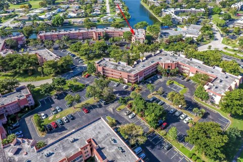 Condo in Tamarac, Florida, 1 bedroom  № 1396825 - photo 4