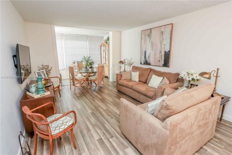 Condo in Tamarac, Florida, 1 bedroom  № 1396825 - photo 7