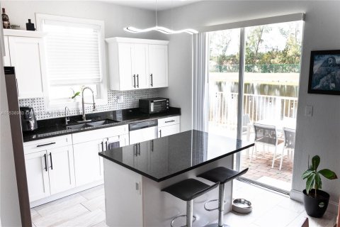 Townhouse in Doral, Florida 4 bedrooms, 174.93 sq.m. № 1029915 - photo 9