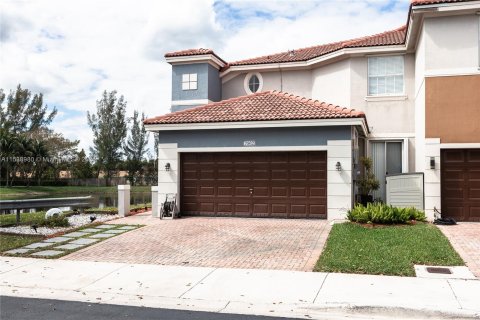 Townhouse in Doral, Florida 4 bedrooms, 174.93 sq.m. № 1029915 - photo 1
