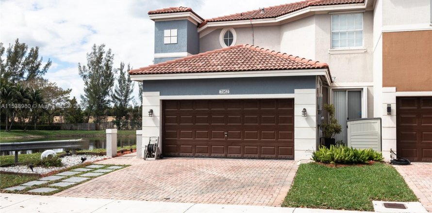 Townhouse in Doral, Florida 4 bedrooms, 174.93 sq.m. № 1029915