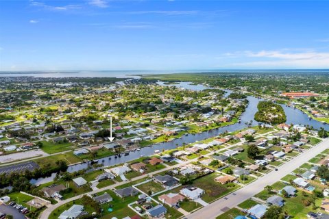 House in Port Charlotte, Florida 3 bedrooms, 169.36 sq.m. № 1266230 - photo 2