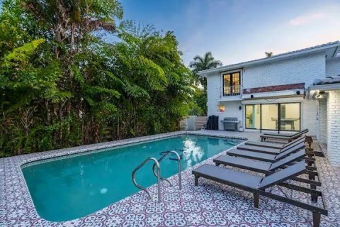 Casa en venta en Hollywood, Florida, 7 dormitorios, 309.64 m2 № 1018159 - foto 1