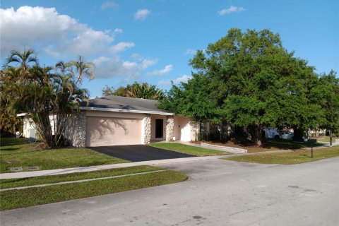 House in Weston, Florida 3 bedrooms, 222.59 sq.m. № 1074955 - photo 3