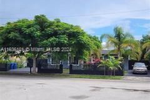 Casa en venta en Miami Gardens, Florida, 4 dormitorios № 1306193 - foto 1