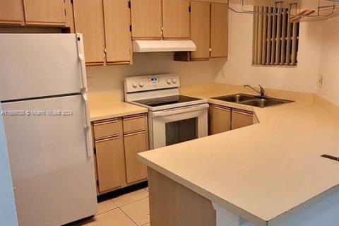 Condominio en alquiler en Hialeah, Florida, 2 dormitorios, 90.86 m2 № 1352204 - foto 1