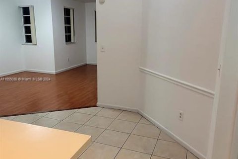 Copropriété à louer à Hialeah, Floride: 2 chambres, 90.86 m2 № 1352204 - photo 2