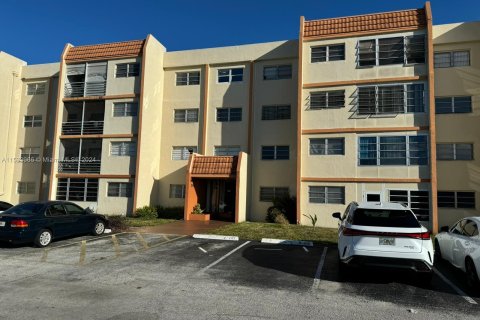 Condo in Lauderhill, Florida, 2 bedrooms  № 1033300 - photo 1