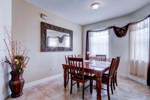 Townhouse in Doral, Florida 4 bedrooms, 214.23 sq.m. № 1033299 - photo 6