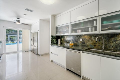 House in Miami, Florida 6 bedrooms, 466.46 sq.m. № 1064936 - photo 18