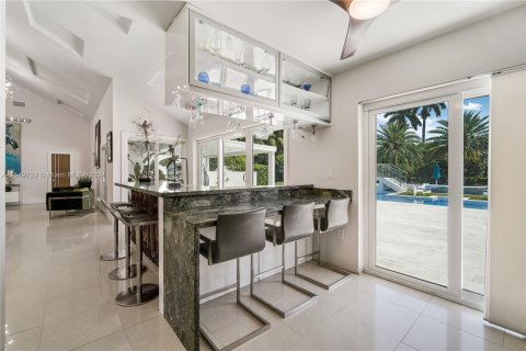 House in Miami, Florida 6 bedrooms, 466.46 sq.m. № 1064936 - photo 21