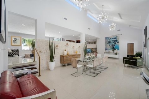 House in Miami, Florida 6 bedrooms, 466.46 sq.m. № 1064936 - photo 22