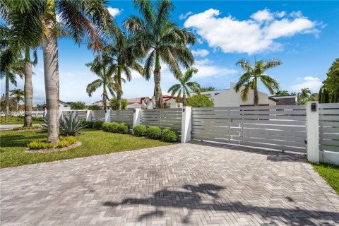 House in Miami, Florida 6 bedrooms, 466.46 sq.m. № 1064936 - photo 3