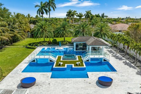 House in Miami, Florida 6 bedrooms, 466.46 sq.m. № 1064936 - photo 8