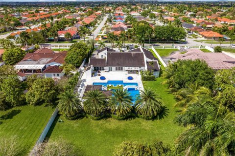 House in Miami, Florida 6 bedrooms, 466.46 sq.m. № 1064936 - photo 13