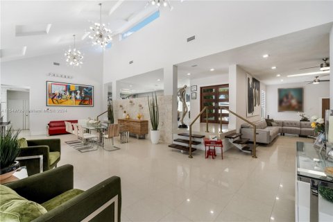 House in Miami, Florida 6 bedrooms, 466.46 sq.m. № 1064936 - photo 30