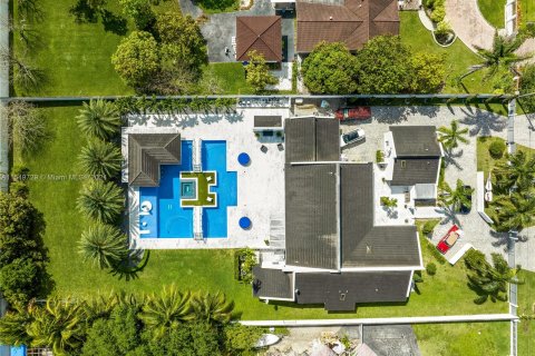 House in Miami, Florida 6 bedrooms, 466.46 sq.m. № 1064936 - photo 14