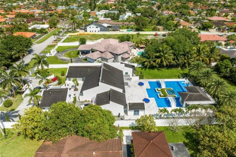 House in Miami, Florida 6 bedrooms, 466.46 sq.m. № 1064936 - photo 15