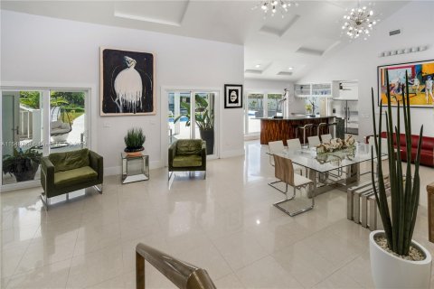 House in Miami, Florida 6 bedrooms, 466.46 sq.m. № 1064936 - photo 26