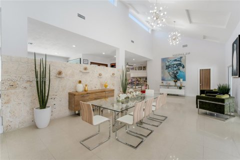 House in Miami, Florida 6 bedrooms, 466.46 sq.m. № 1064936 - photo 23