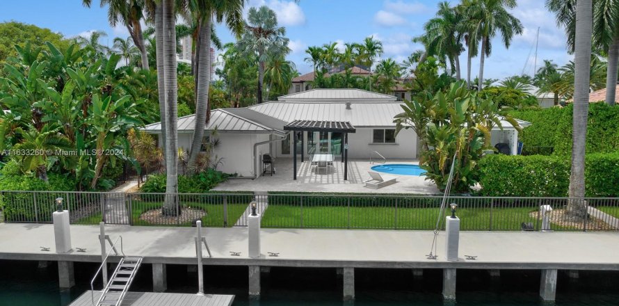 House in Fort Lauderdale, Florida 4 bedrooms, 278.52 sq.m. № 1293532