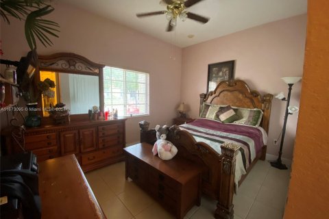 House in Miami, Florida 4 bedrooms, 196.49 sq.m. № 1396771 - photo 14