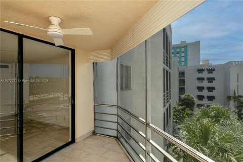 Condominio en venta en North Miami Beach, Florida, 1 dormitorio, 83.05 m2 № 1394706 - foto 23