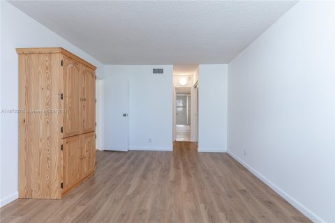 Condominio en venta en North Miami Beach, Florida, 1 dormitorio, 83.05 m2 № 1394706 - foto 16