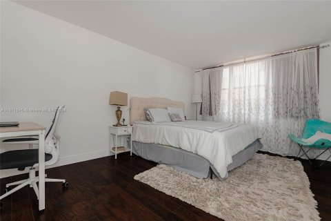 Condo in Miami Beach, Florida, 2 bedrooms  № 1394731 - photo 13