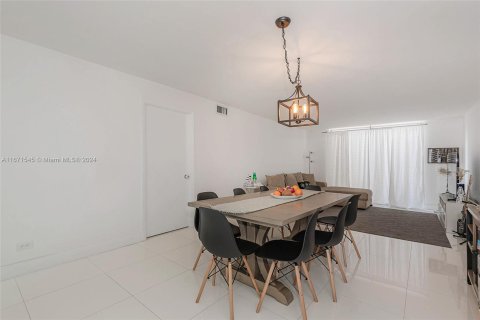 Condo in Miami Beach, Florida, 2 bedrooms  № 1394731 - photo 2