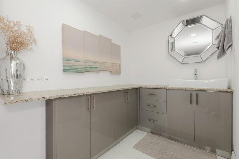 Condo in Miami Beach, Florida, 2 bedrooms  № 1394731 - photo 12