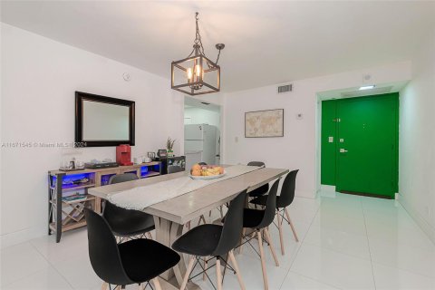 Condo in Miami Beach, Florida, 2 bedrooms  № 1394731 - photo 8