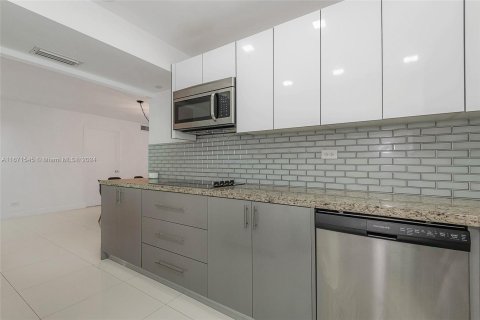 Condo in Miami Beach, Florida, 2 bedrooms  № 1394731 - photo 11