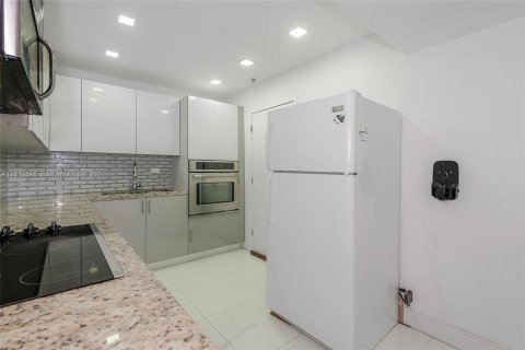 Condo in Miami Beach, Florida, 2 bedrooms  № 1394731 - photo 10