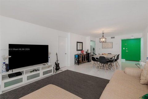 Condo in Miami Beach, Florida, 2 bedrooms  № 1394731 - photo 6