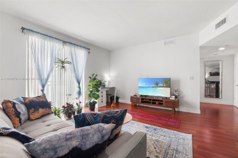 Condo in Miami, Florida, 1 bedroom  № 1385938 - photo 7