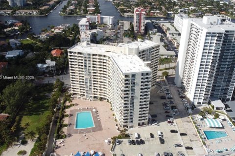 Condo in Hallandale Beach, Florida, 1 bedroom  № 1291302 - photo 2