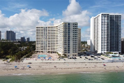 Condo in Hallandale Beach, Florida, 1 bedroom  № 1291302 - photo 1