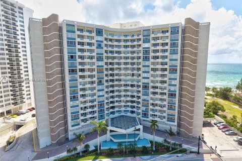 Condominio en venta en Hallandale Beach, Florida, 1 dormitorio, 68.84 m2 № 1291302 - foto 29