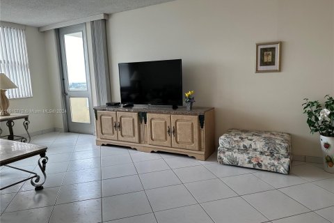 Condominio en venta en Hallandale Beach, Florida, 1 dormitorio, 68.84 m2 № 1291302 - foto 4