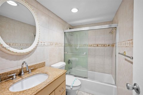 Condo in Hollywood, Florida, 1 bedroom  № 1291346 - photo 17