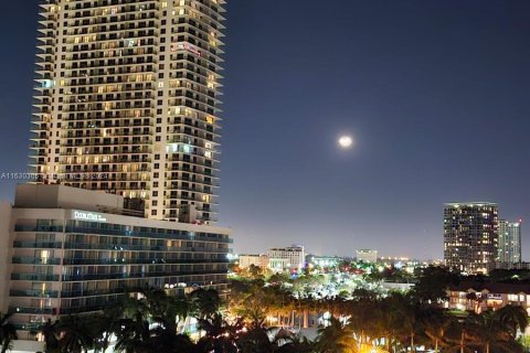 Condo in Hollywood, Florida, 1 bedroom  № 1291346 - photo 22