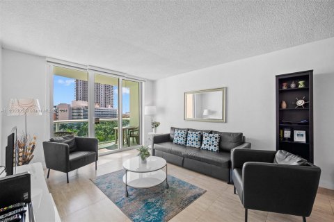 Condominio en venta en Hollywood, Florida, 1 dormitorio, 75.44 m2 № 1291346 - foto 1