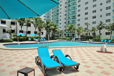 Condo in Hollywood, Florida, 1 bedroom  № 1291346 - photo 25