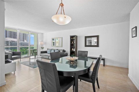 Condo in Hollywood, Florida, 1 bedroom  № 1291346 - photo 4